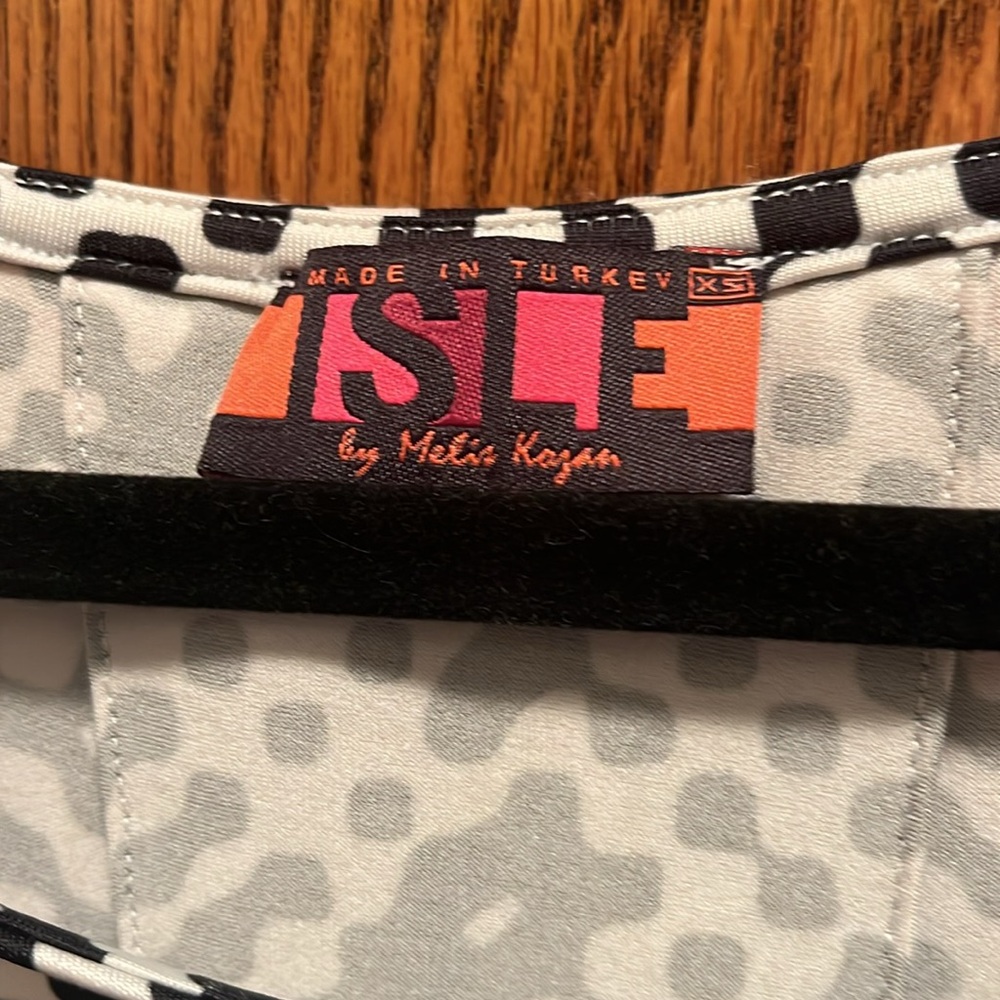 Isle geometric pattern top - Picture 2 of 3